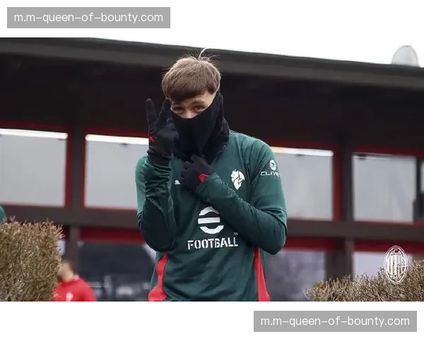 米兰边翼卫战术执行到位 萨勒马科尔斯上下往返积极